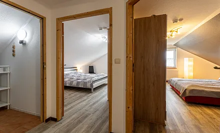 Blick in die beiden Schlafzimmer und Gäste-WC