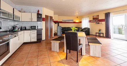 Wohnzimmer mit Essecke und Küche