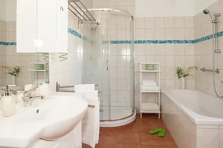 Bad mit Badewanne, Dusche, Waschmaschine