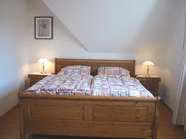 Schlafzimmer mit begehbarem Kleiderschrank, Sekretär und TV