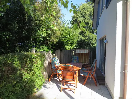 Terrasse mit gemütlichem Strandkorb