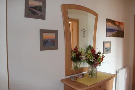 Flur mit Spiegel und Garderobe