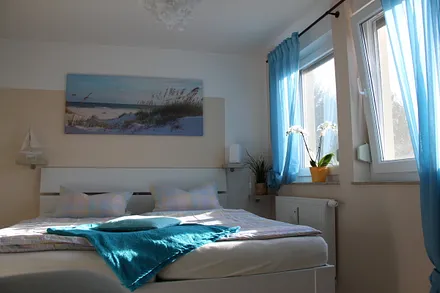 Blick ins Schlafzimmer - von der Sonne wachgeküßt