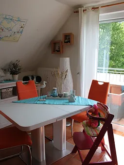 Esstisch mit Kinderhochstuhl