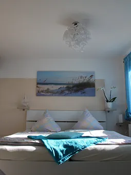 Schlafzimmer - großes bequemes  Ehebett