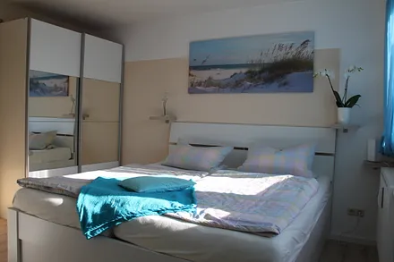 Schlafzimmer - komfortabler Schwebetüren-Kleiderschrank