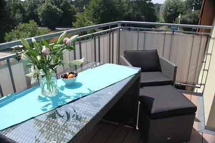 auf dem Balkon den Tag bei einem Glas Wein ausklingen lassen