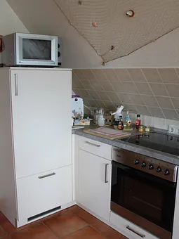 Kühlschrank mit Gefrierfach, Herd, Mikrowelle