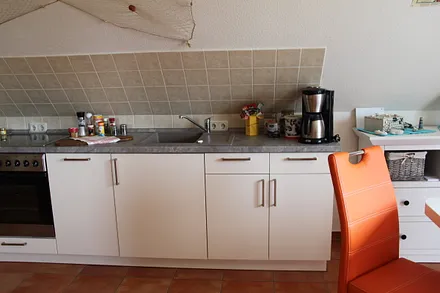 Küchenzeile mit Geschirrspüler und Spülbecken