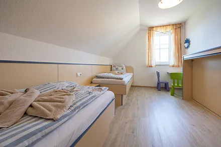 2. Schlafzimmer mit 3 Einzelbetten