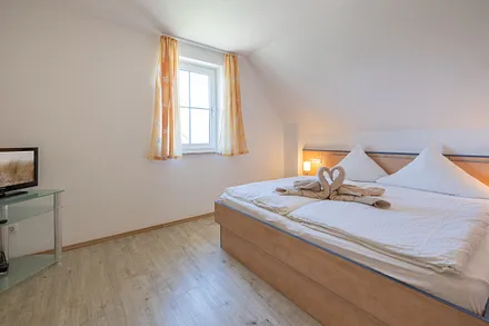 Hauptschlafzimmer mit großem Doppelbett