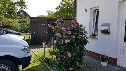 abschließbarer Fahrradschuppen und Parkplatz direkt am Haus