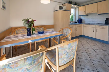 Einbauküche mit gemütlicher Sitzecke