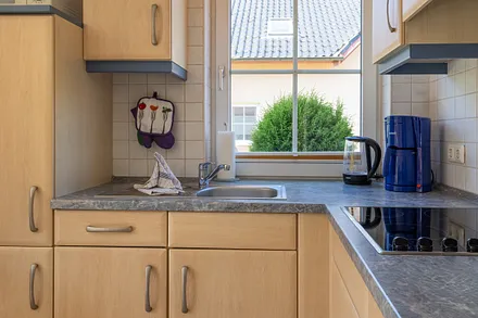 Küchenzeile mit Blick in den Garten