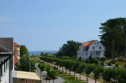 Blick vom Balkon auf die Strandstrasse und Ostsee