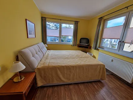 ... auch der designer Fernseher fehlt im Schlafzimmer nicht