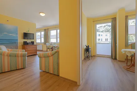 Blick links ind das große und rechts in das kleine Wohnzimmer