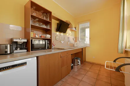 Küche mit Geschirrspüler und unterfahrbarem Herd/Spüle