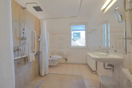 lichtdurchflutetes großes Bad mit ebenerdiger Dusche