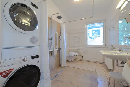 Waschmaschine und Trockner sind natürlich auch vorhanden