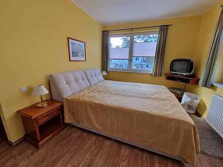 Schlafzimmer mit großem Boxspringbett