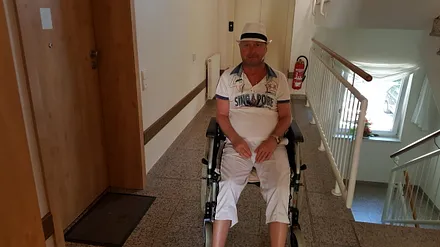 Der Fahrstuhl befindet sich direkt gegenüber der Wohnungseingangstür.