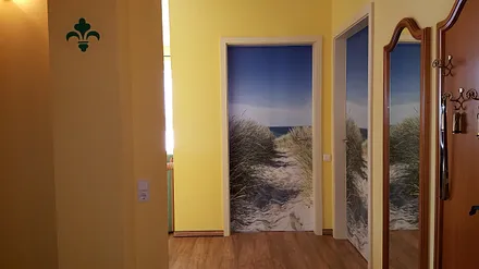 Tür geradeaus zum kl. WZ, rechts zum SZ