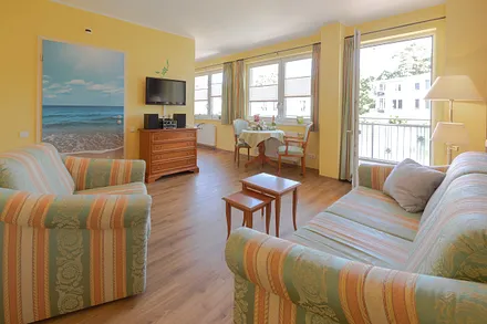 großzügiges, rollstuhlgerechtes WZ mit individuellen Beistelltischen