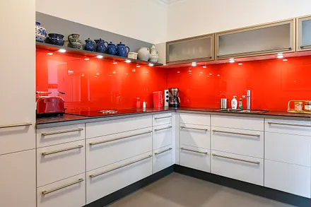 Die moderne Küchenzeile bietet Ihnen allen erdenklichen Komfort: BORA-4 Platten-Cerankochfeld mit integriertem Dunstabzug, Backofen, Mikrowelle, Geschirrspüler, Kühlschrank mit Eisfach etc.