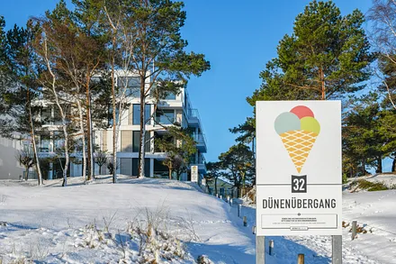 Die Villa Vogue im Winter. Am Strandabgang 32 steht von Mai bis September Ihr Strandkorb, der im Mietpreis bereits enthalten ist.