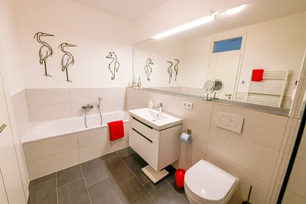 Das Bad hält Badewanne, WC, Echtglasdusche und Fön für Sie bereit.