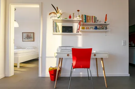 ... kombiniert mit modernen Möbelstücken und maritimer Kunst an den Wänden.