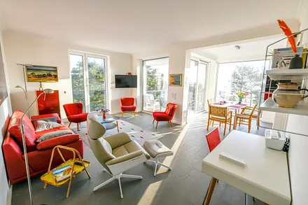 Die Fenster im Wohnzimmer (außer die Balkontür) sind entweder mit elektrisch bedienbaren Lamellenfensterläden oder Außenrolläden ausgestattet.