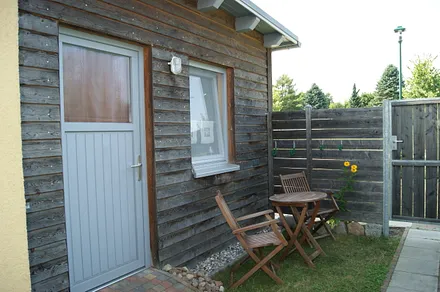 Eingangsbereich mit Außensitzplatz