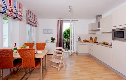 Koch- und Essbereich mit angrenzendem Balkon