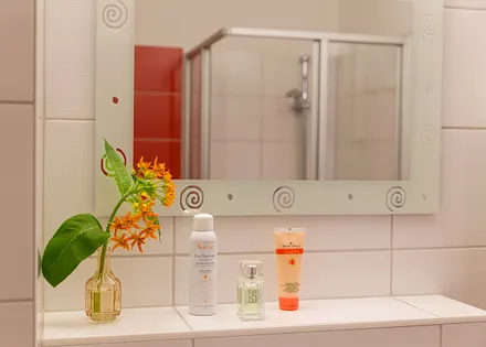 Badezimmer mit Dusche