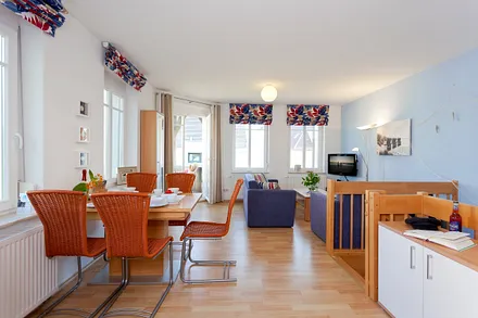 Ess- und Wohnbereich mit angrenzendem Balkon