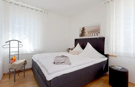 Schlafzimmer mit Doppelbett