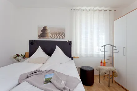 Schlafzimmer mit Doppelbett