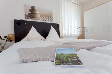 Schlafzimmer mit Doppelbett