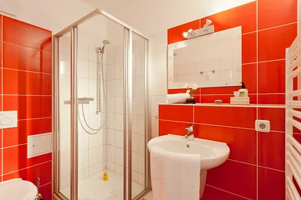 Badezimmer mit Dusche