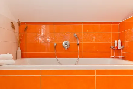 Bad en suite mit Badewanne und Dusche