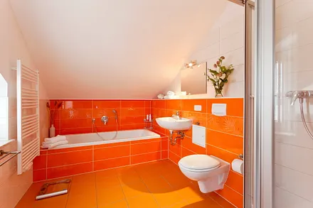 Bad en suite mit Badewanne und Dusche