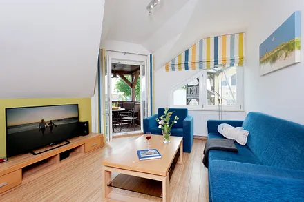 Wohnbereich mit angrenzendem Balkon