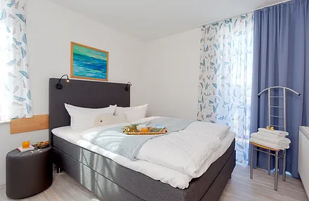 Schlafzimmer mit Doppelbett