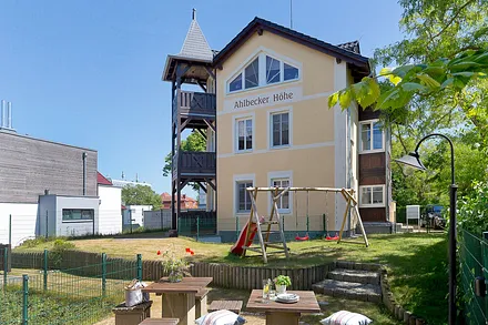 Sitzecke im Garten mit Spielbereich 