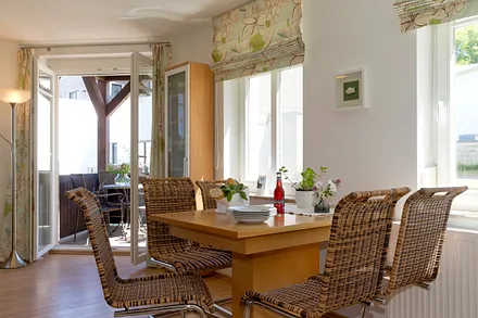 Essbereich mit angrenzendem Balkon