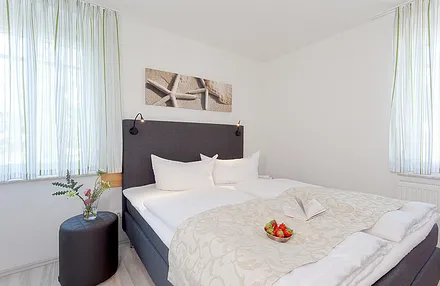 Schlafzimmer mit Doppelbett