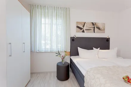 Schlafzimmer mit Doppelbett