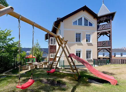 Garten mit Spielplatz